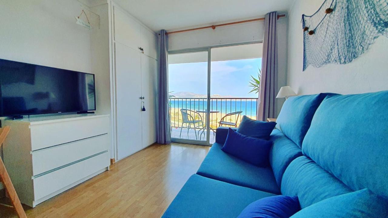 Cozy Beach-Front Studio With Amazing Sea View Эмпуриабрава Экстерьер фото
